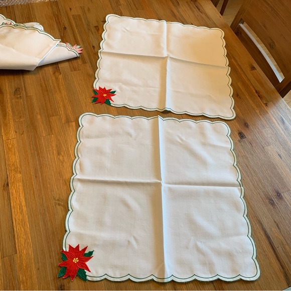 Set of 4 embroidered poinsettia cloth napkins - Picture 4 of 5